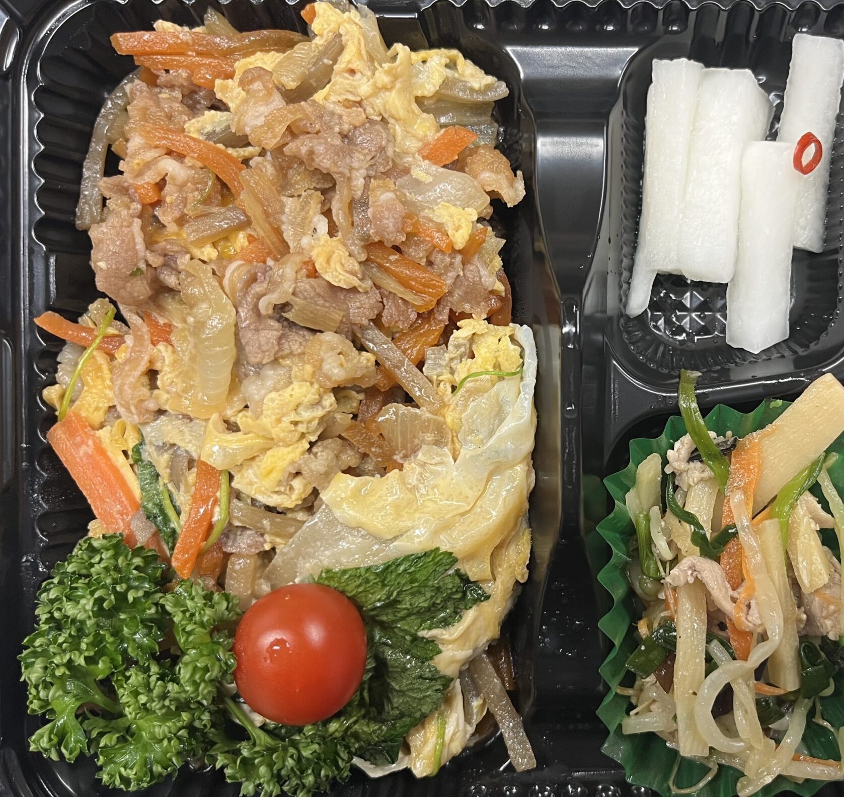 今週の定番弁当の 「牛肉玉とじ」